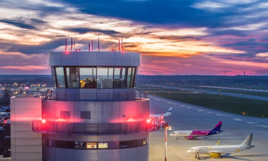 Samolot linii Vueling toczy się po pasie startowym na lotnisku, gotowy do startu. Inżynieria lotnicza w akcji. #podróżesamolotowe #lotnictwo